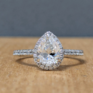 Bague de fiançailles et de mariage pour femme en or blanc 14 carats massif, sertie d'un diamant de laboratoire taille poire de 1 carat, certifié IGI, style vintage, avec halo. - Product Image 1