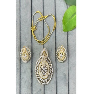 Impresionante Collar y Pendientes de Latón Chapado en Oro de Primera Calidad con Piedras de Circonia Cúbica para Mujer, Colección para Bodas y Fiestas - Product Image 1