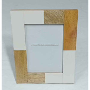 Ensemble de cadres photo en bois faits à la main avec un design à rayures verticales bleu marine et rouge cramoisi, décoration audacieuse - Product Image 4