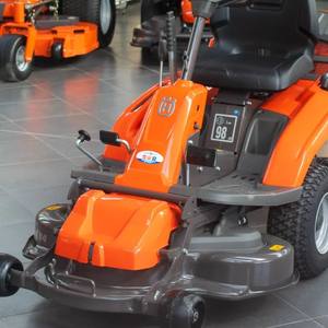 จำหน่ายเครื่องตัดหญ้า Husqvarna R 214TC Comfort Edition แบบนั่งขับ ใช้เชื้อเพลิงเบนซิน ขนาดใบมีด 42 นิ้ว สำหรับงานหนัก ตัดหญ้าได้อย่างมีประสิทธิภาพ - Product Image 1