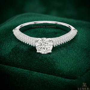 Bague de fiançailles Lumera Fine Jewellery en platine avec diamant rond et pierres latérales pavées, solitaire classique, bijoux pour femmes - Product Image 2