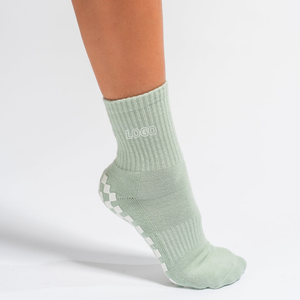 Chaussettes antidérapantes personnalisées en coton vert sauge avec logo brodé, logo personnalisable pour le yoga, le pilates, la marque, le studio - Product Image 3