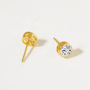 Boucles d'oreilles clous unisexes en moissanite serties clos, en argent sterling plaqué or, solitaires brillants, plusieurs tailles de carats - Product Image 2