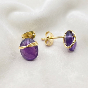 Boucles d'oreilles clous géométriques faites à la main en quartz améthyste, plaquées or 18 carats, avec pierre ovale violette enroulée dans du fil, bijoux pour femme - Product Image 3