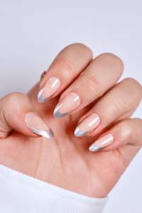Uñas Postizas Elegantes con Punta Francesa, Color Nude Lechoso, Forma Almendrada, Personalizadas OEM ODM de Fábrica, Estampado Dorado, Longitud Media, 24 Piezas - Product Image 3