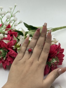 Anillo de cóctel vintage de coral rojo para mujer, de aleación, chapado en plata antigua, con forma de flor, joyería llamativa para fiestas y uso diario. - Product Image 2