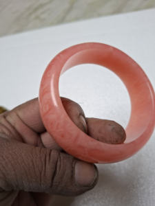 Brazalete de Resina Curvo Vibrante, Accesorio Femenino Elegante Inspirado en la Naturaleza para un Estilo de Boda Moderno y Romántico, Artesanía Única de la India - Product Image 5