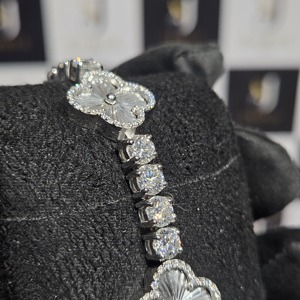 สร้อยข้อมือเทนนิสโมอิสซาไนต์ชุบทองคำสีกุหลาบ SARVA JEWELS เงินแท้ 925 รูปทรงดอกโคลเวอร์เจียระไนแบบบริลเลียนท์ หรูหราสำหรับผู้หญิงในงานแต่งงาน - Product Image 5