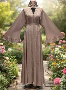 Robe élégante mauve brodée à la main avec cristaux - Kimono de luxe à manches longues, longueur ras du sol, léger et respirant, pour mariage, avec détails argentés complexes - Product Image 2