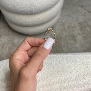 Anillo de Compromiso con Diamante Cultivado en Laboratorio de Corte Ovalado de 3 Quilates, Halo Oculto Solitario, Catedral, Oro Amarillo de 14k, Certificado IGI - Product Image 5