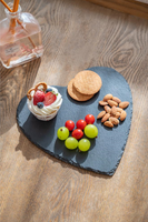 Vente en gros d'usine Vaisselle de cuisine moderne Assiettes en forme de cœur noires naturelles Planche en ardoise écologique Plateaux de service alimentaire