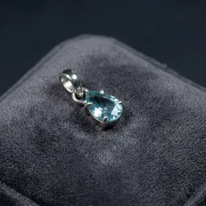 Colgante Solitario de Plata de Ley 925 con Topacio Azul Corte Pera, Engaste de Garra, Diseño Minimalista, Joyería Unisex - Product Image 3