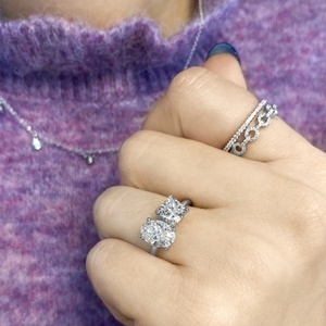 Bague de mariée personnalisée en or avec diamant de laboratoire certifié IGI, style boutique, faite à la main, Toi et Moi, solitaire, taille ovale et coussin mixte - Product Image 2