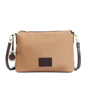 กระเป๋าไนลอนน้ำหนักเบาพร้อมสายปรับได้ ดีไซน์เรียบง่ายหรูหรา ความจุขนาดใหญ่ ซิปกันน้ำ ปิดด้วยเชือกรูด - Product Image 1