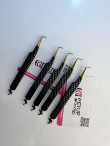 Pince à épiler GETUP BROSONS IMPEX en acier inoxydable, revêtement noir, 90°, coupe Scorpion, pointe dorée, grip diamant, pour cils - Product Image 3