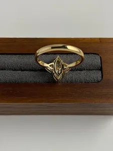 Anillo de compromiso elegante vintage de oro amarillo macizo con diamante amarillo de corte marquesa cultivado en laboratorio y piedras laterales trillón - Product Image 3