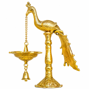 Soporte para Lámpara de Aceite de Latón con Forma de Pavo Real Hecho a Mano |   Campana Decorativa Colgante con Forma de Diya |   Decoración Tradicional de Templo para Bodas |   Indirae - Product Image 4