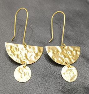 Boucles d'oreilles pendantes martelées en laiton, fabriquées à la main en Inde, unisexe, idéales pour les occasions spéciales, les invités de mariage, les demoiselles d'honneur, meilleur prix - Product Image 4