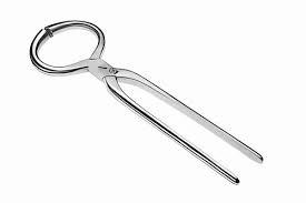 Esta imagen muestra un instrumento quirúrgico, específicamente un tipo de pinza para toallas o fórceps. Está hecho de acero inoxidable pulido. - Product Image 3