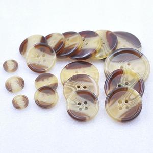 Botones de cuerno de buey y vaca, los más vendidos, utilizados para chaquetas y pantalones de traje donde se desea un aspecto natural, mate o pulido. - Product Image 5