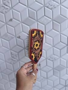 Nuevo Cepillo para el Cabello de Cuero Hecho a Mano con Diseño Minimalista Moderno de Girasol, Forma Rectangular, Uso Diario, Estilo Rajasthan - Product Image 4