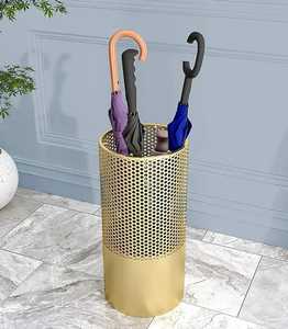 Porte-parapluies en métal doré Skies Trader, support perforé pour parapluies, porte-bâtons de marche rond de luxe pour hall d'hôtel - Product Image 1