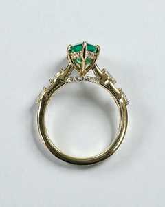 Anillo de Oro Sólido de 18k/14k con Esmeralda Natural de Corte Marquesa de 2.40ct, con Laterales de Diamantes Cultivados en Laboratorio y Halo Oculto - Product Image 5