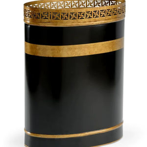 Elegante contenedor ovalado de metal negro y dorado con un borde decorativo de calado. Elegante para cualquier habitación. Disponible a precios de mayorista. - Product Image 1