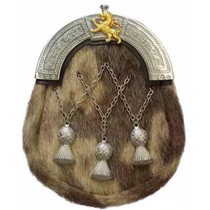 Le sporran à pompons est une pochette écossaise traditionnelle portée avec une tenue des Highlands, orné d'un cantle en étain détaillé et de pompons en fourrure véritable. - Product Image 5