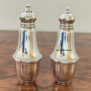 Juego clásico de salero y pimentero de latón en tono dorado con bordes redondeados y acabado vintage para ocasiones especiales de cena. - Product Image 2