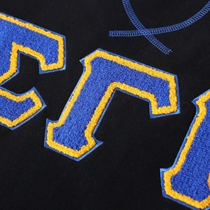 เสื้อสเวตเชิ้ต Sigma Gamma Rho Chenille ลายตัวอักษรกรีกสำหรับผู้หญิง สีดำ ทอง น้ำเงิน ลายทาง มีกระเป๋า คอกลม เสื้อพูลโอเวอร์สำหรับชมรมนักศึกษา - Product Image 3