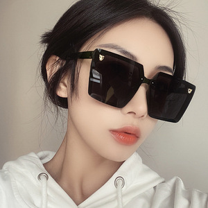 Lunettes de soleil tendance personnalisées à monture large et ronde, décorées de têtes de léopard - Product Image 2