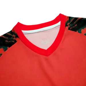 Camiseta de Portero de Fútbol Sublimada Personalizada, Manga Larga, Cuello en V, Absorbe la Humedad, Patrón Geométrico Rojo, Logotipo del Equipo en el Frente - Product Image 4