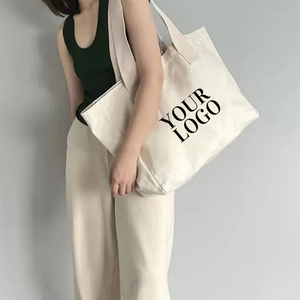 Bolsa de compras minimalista de lona resistente hecha de 100% algodón con diseño y etiquetado personalizados para guardar y transportar lo esencial del día a día. - Product Image 4