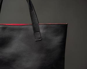 Sac fourre-tout tendance en cuir pleine fleur véritable avec fermeture éclair, détails boutonnés, sangle réglable et amovible, quincaillerie en acier inoxydable, grand format pour la plage - Product Image 3