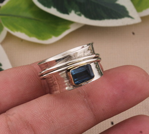 Bague de mariage de luxe en argent sterling 925 avec sertissage clos et topaze bleue pour femme, style classique pour soirée - Product Image 3