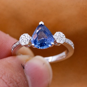 Bague en or blanc 18 carats avec saphir bleu naturel en forme de poire et diamants en grappe sur les côtés, Memoria Jewels - Product Image 5