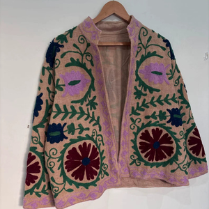 Chaqueta de terciopelo bordada Suzani para mujer, estilo bohemio, hecha a mano en India - Product Image 1