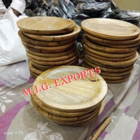 Assiette en bois avec surface polie naturelle, vaisselle rustique pour la salle à manger, la cuisine, les restaurants et les occasions spéciales.