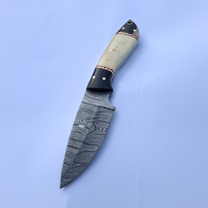 Cuchillo de Caza Recto de Acero de Damasco Hecho a Mano de la Mejor Calidad, con Hoja de Damasco y Funda de Cuero - Product Image 1