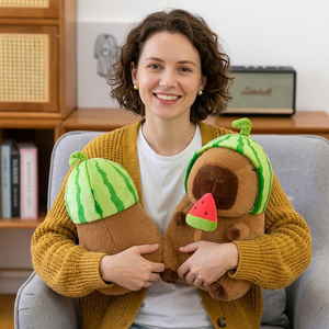 Aika Simpatico Peluche di Capibara con Cappello a Forma di Anguria, Giocattolo Morbido Creativo da Abbracciare, Regalo - Product Image 1