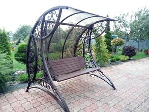 Balançoire vintage en fer forgé - Magnifique chaise suspendue en métal pour véranda, idéale pour se détendre dans le jardin, la cour et la terrasse. - Product Image 1