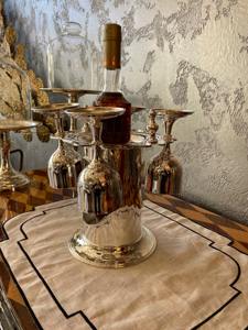 Soporte para botellas de vino y copas con acabado plateado, perfecto para servir invitados en la mesa de comedor, exhibir en eventos de lujo y decorar mesas. - Product Image 5