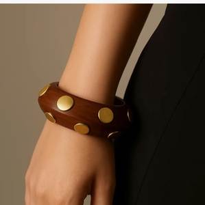 Bracelet artisanal en bois, en bois de sissoo et de teck bio, brun naturel, jaune, vert, noir ébénisé - Product Image 1