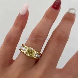 Bague de fiançailles de luxe en or jaune avec diamant jaune taille coussin et pierres latérales en diamant blanc, élégante et raffinée pour femme - Product Image 2