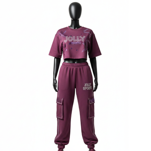 Conjunto de Mujer Premium de 280 GSM, Top Corto de Felpa de Algodón y Poliéster, Pantalones Cargo Color Ciruela, Logotipo con Transferencia Térmica de Diamantes de Imitación - Product Image 1