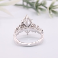 Bague de fiançailles vintage en or blanc avec diamant de laboratoire taille marquise, motif botanique en filigrane, bijou inspiré de la nature