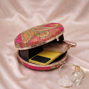 Pochette élégante rose ethnique brodée, pochette de créateur pour femmes, pour événements formels et célébrations - Product Image 3