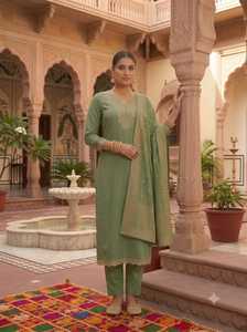 Conjunto indio-pakistaní de rayón verde bordado, Kurti recto con pantalón y dupatta, atuendo étnico femenino para uso casual y festivo. - Product Image 3