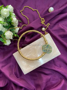 Pochette en résine acrylique personnalisable Sac à main étui rigide à la mode pour événements formels et sorties nocturnes d'Inde - Product Image 2